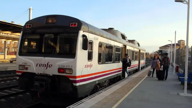 Imagen de archivo de un tren en la estación de Huesca.
