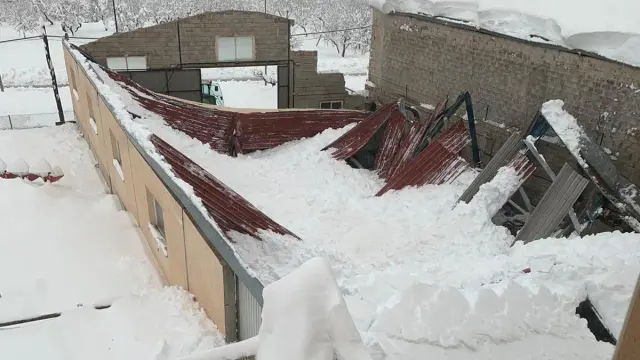 El tejado de una nave industrial de Fuentespalda, hundido por la nieve.