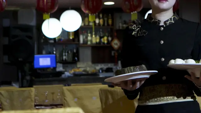 Liao Yan Du en su restaurante de Zaragoza, preparada para dar la bienvenida al Año Nuevo chino.