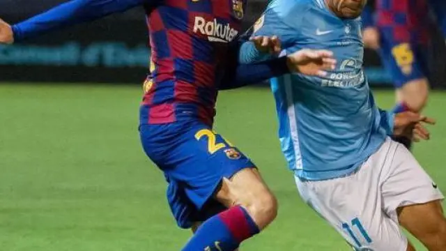 Raí Nascimento regatea a De Jong en el Ibiza-FC Barcelona de Copa de este pasado miércoles.