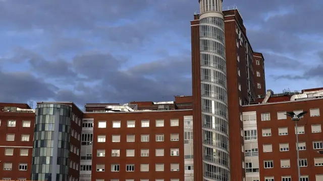 Vista general del Hospital de Cruces de Bilbao, en el que una mujer está ingresada en régimen de aislamiento