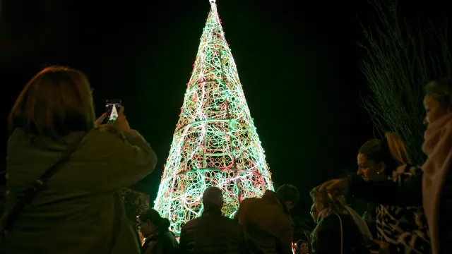 Vista del árbol de Navidad de la plaza de Paraíso el día de su encendido.