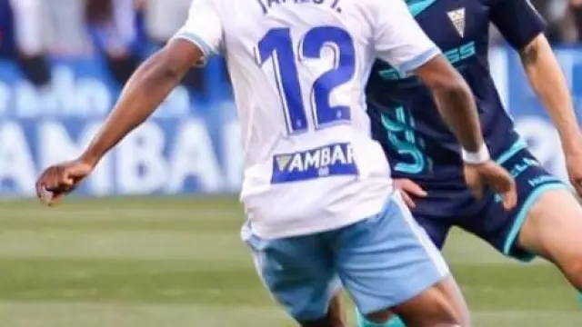 Dani Torres, con el Albacete (jugó cedido el año pasado allí por el Alavés) en el partido de la temporada anterior en La Romareda (0-0), disputa un balón a Igbekeme.