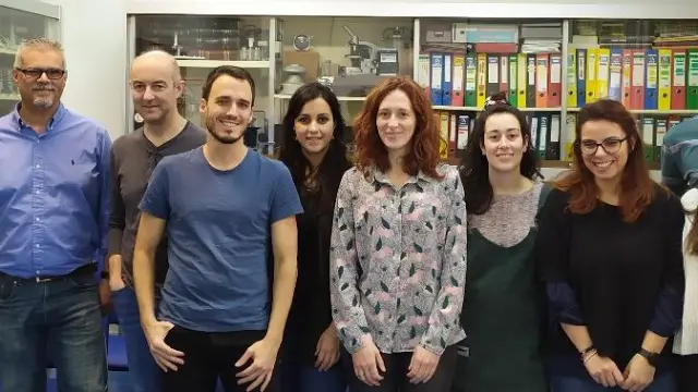 José Antonio Aínsa Claver (tercero por la izqda), y Santiago Ramón-García (cuarto por la izqda, camiseta azul), junto a investigadores de su equipo “D2AMR”, dentro del grupo de Genética de Micobacterias de Unizar.