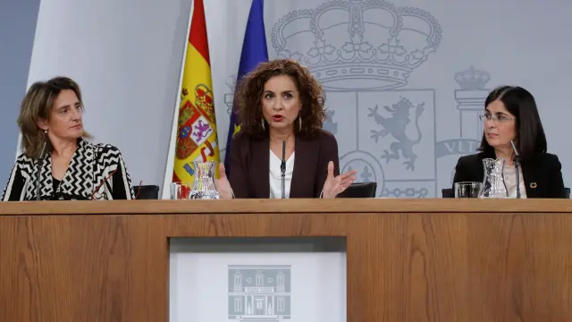 María Jesús Montero, centro, tras el Consejo de Ministros que aprobó hace dos semanas las entregas a cuenta a las autonomías.
