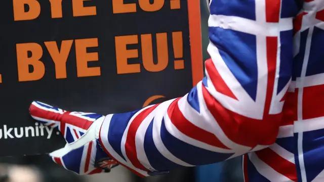 Un hombre, con un traje de la bandera británica, celebra el brexit este viernes en Londres.