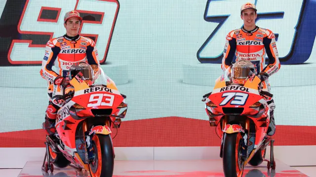 Marc Márquez y su hermano Álex posan en la presentación del equipo de Moto GP de Repsol Honda en Indonesia