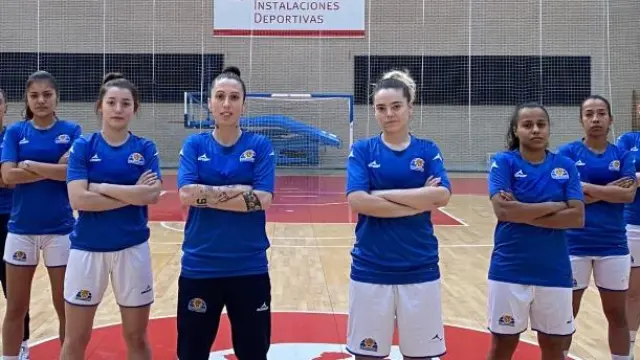 Las jugadoras del Sala Zaragoza posan en el pabellón Siglo XXI.