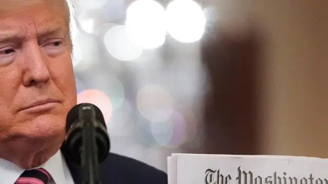 Trump sostiene un ejemplar del 'Washington Post' en el que se anuncia su absolución, este jueves en la Casa Blanca.