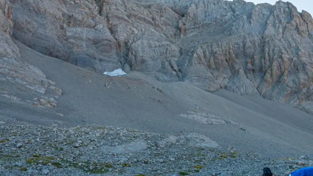 Dos científicos accediendo al glaciar rocoso de Cotiella.