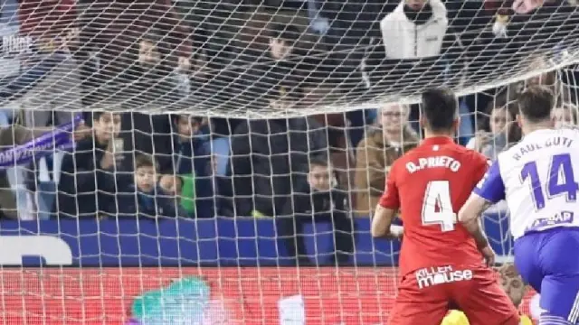 Luis Suárez, en la acción del penalti lanzado en el minuto 9 en el partido del sábado ante el Fuenlabrada, que le paró Biel Ribas.