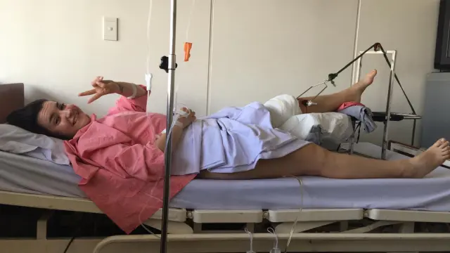 La zaragozana Noelia Traid, con la rodilla fracturada, en un hospital de Vietnam donde permanece ingresada.