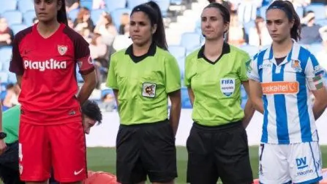 Marta Frías (árbitra principal) y Paola Cebollada, a su lado, en un encuentro de Copa de la Reina.