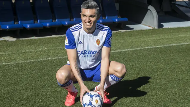 Dani Torres posa como nuevo jugador del Zaragoza.