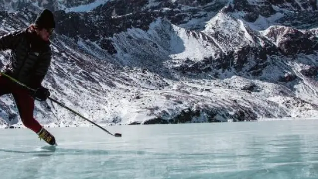 Partido de hockey sobre hielo en la pista más alta del mundo, en Nepal.