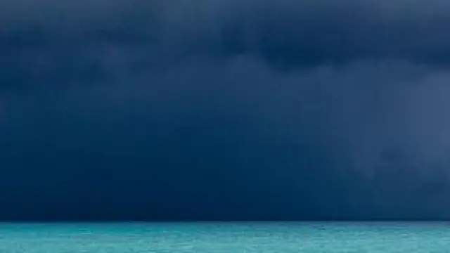 Foto de archivo de una tormenta en una playa del Caribe