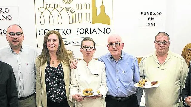 Agnes Kovacs y José Arnal (recogió el premio en nombre de María Á. Montoro), con el jurado