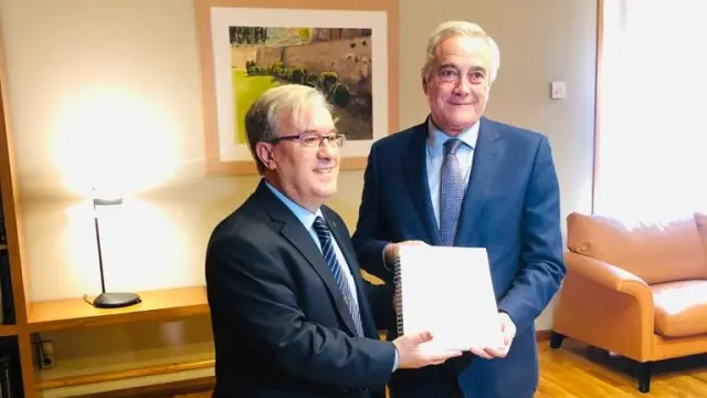 El Justicia de Aragón, Ángel Dolado, entrega esta mañana el Informe de 2019 al presidente de las Cortes de Aragón, Javier Sada.