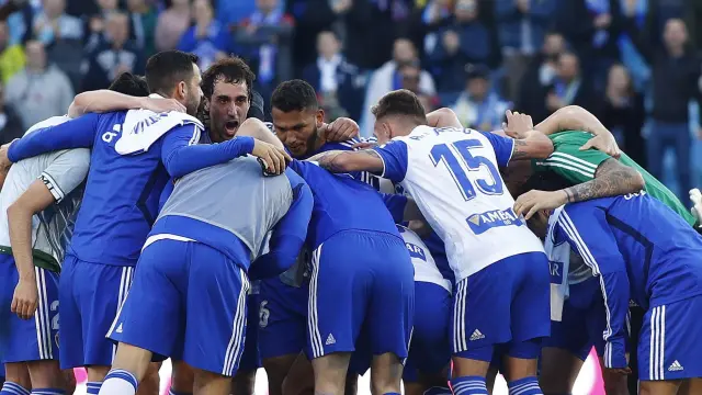 Los jugadores del Real Zaragoza se abrazan formando una piña al finalizar el encuentro contra el Deportivo.