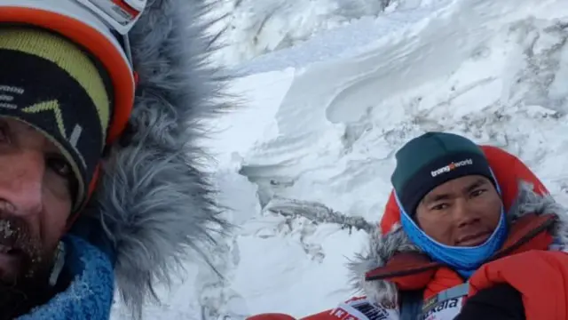 Alex Txiko (izquierda) junto con un sherpa, en el campo base del Everest