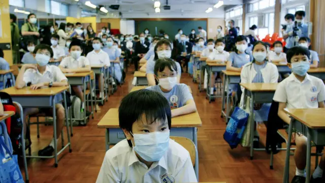 Niños con máscaras por el virus del SARS en un colegio de Hong Kong en mayo de 2002.