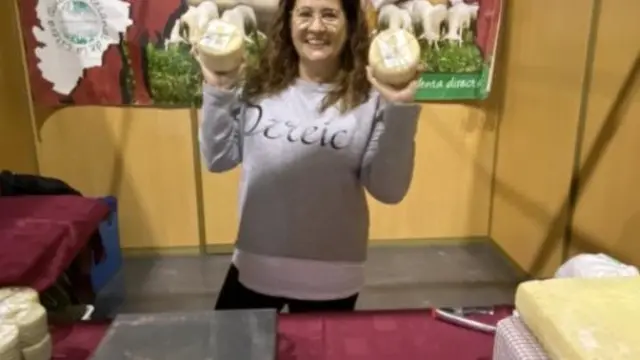 Elena Uzcategui, en la feria de Biescas con sus quesos.
