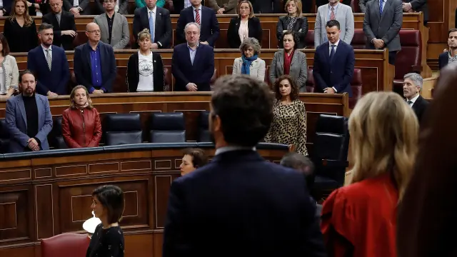 Los diputados guardan un minuto de silencio por los asesinatos de violencia de género durante el pleno celebrado este jueves en el Congreso
