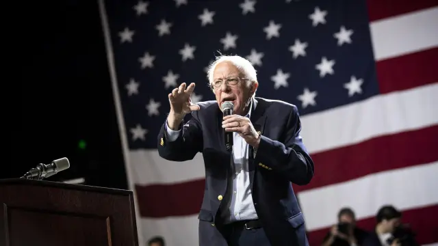 Bernie Sanders se dirige a sus seguidores en el Centro de Convenciones de Los Angeles.