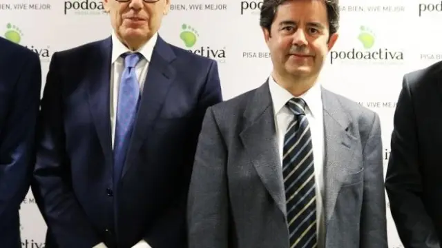 Javier y José Víctor Alfaro, de Podoactiva, junto al vicepresidente del Gobierno de Aragón, Arturo Aliaga, y el alcalde de Huesca, Luis Felipe.