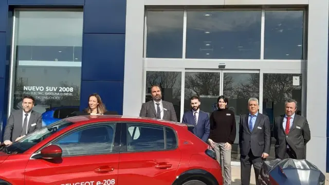 El equipo comercial de PSA Retail Zaragoza con el nuevo Peugeot e-208, en sus instalaciones.