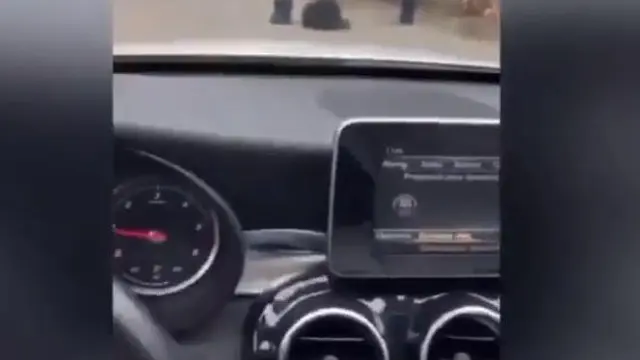 Una escena del vídeo del hombre conduciendo por la Castellana