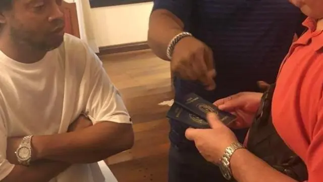 Momento en el que inspeccionan el pasaporte de Ronaldinho Gaúcho