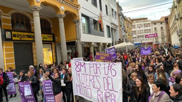 Manifestación del 8-M por las calles de Barbastro.