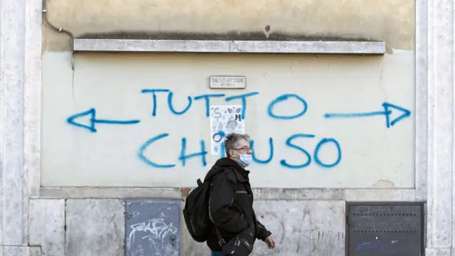 Un ciudadano pasea con mascarilla por Roma.