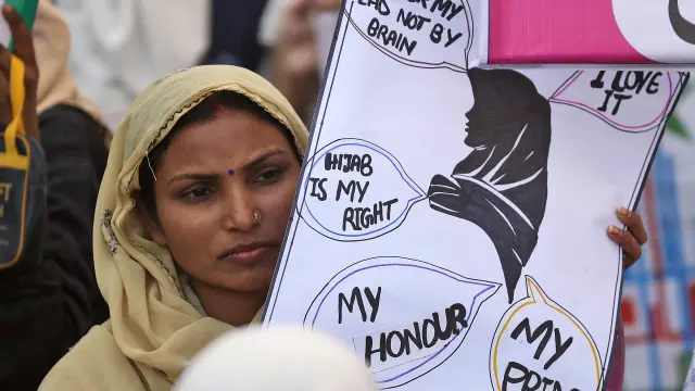 Una mujer del partido islamista Jamat e Islami participa en una manifestación en Karachi (Pakistán).