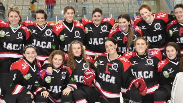 Equipo femenino del Club Hielo Jaca.
