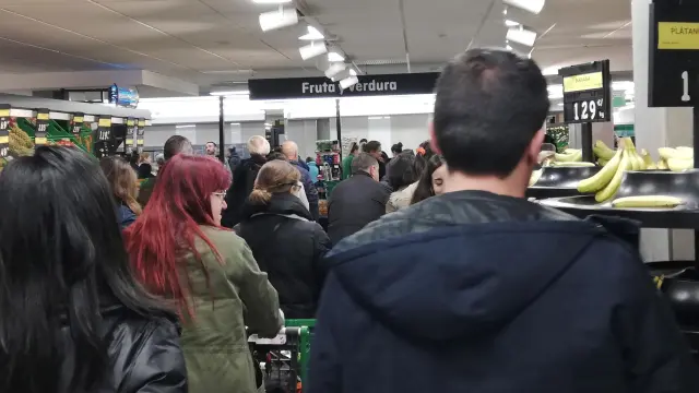 Largas filas para pagar en un supermercado de Madrid este pasado martes.