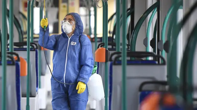 Un trabajador desinfecta un tren este viernes en Budapest.