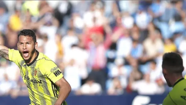 Luis Suárez celebra con el resto de jugadores del Real Zaragoza el último gol del equipo, el logrado hace 8 días en Málaga para ganar 0-1.