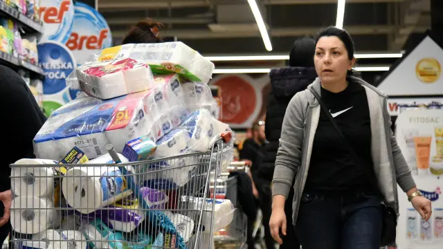 Dos personas hacen una gran compra en un supermercado de Podgorica, Montenegro.