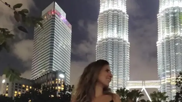 La zaragozana Silvia Enguita, frente a las Torres Petronas en Kuala Lumpur.
