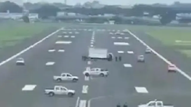 Varias furgonetas ocupando la pista del aeropuerto de Guayaquil