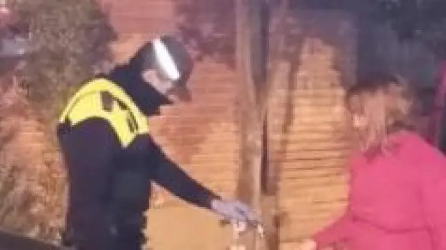 Policía local de Zaragoza suministran agua potable a los vecinos de Torrero