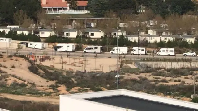 Caravanas llegando al Camping de Zaragoza este viernes.