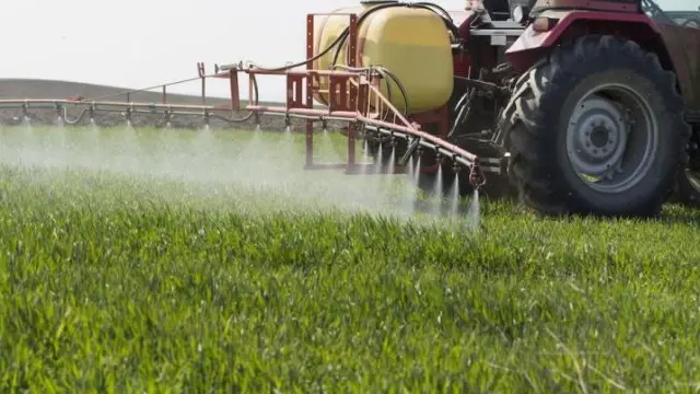 Máquinas agrícolas para la aplicación de fitosanitarios en los cultivos.