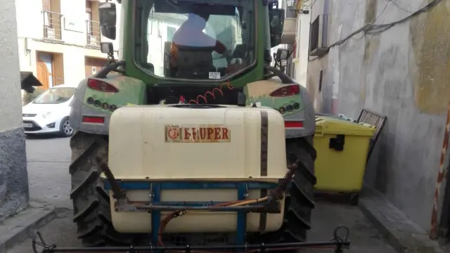 los tractores toman el casco urbano de Berbegal para desinfectar