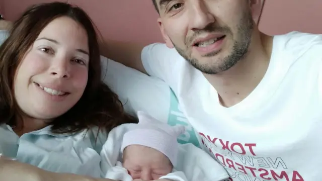 Miriam Aznar y Luis Miguel Giménez junto a su hija recién nacida, Leyre.