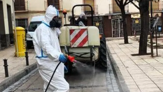 Operarios municipales desinfectan las calles a diario