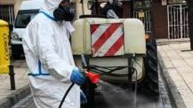 Operarios municipales desinfectan las calles a diario