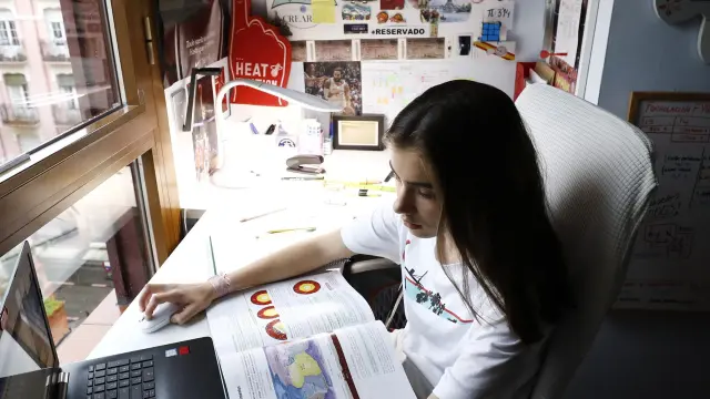 Una estudiante de Zaragoza sigue las clases 'online' desde su casa.